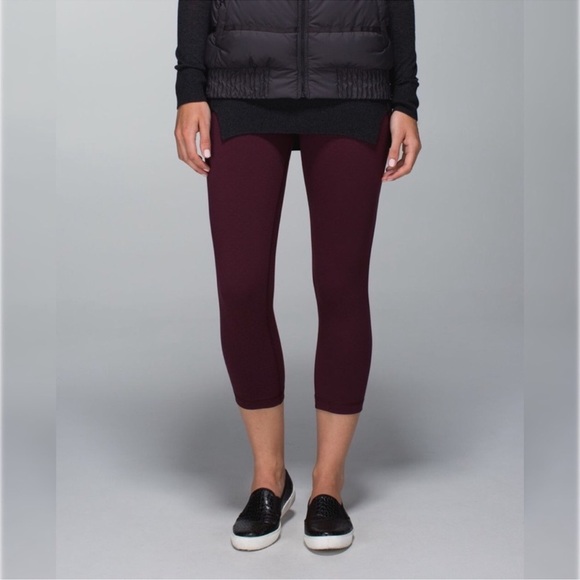 Lululemon Astro‎ Wunder Under Crop II Shine Dot in Bordeaux Drama Size 4 - Picture 3 of 11